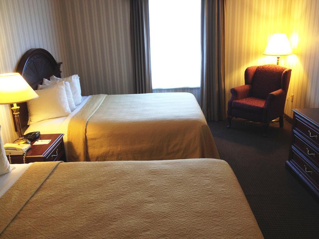 Quality Hotel & Suites Woodstock Eksteriør billede